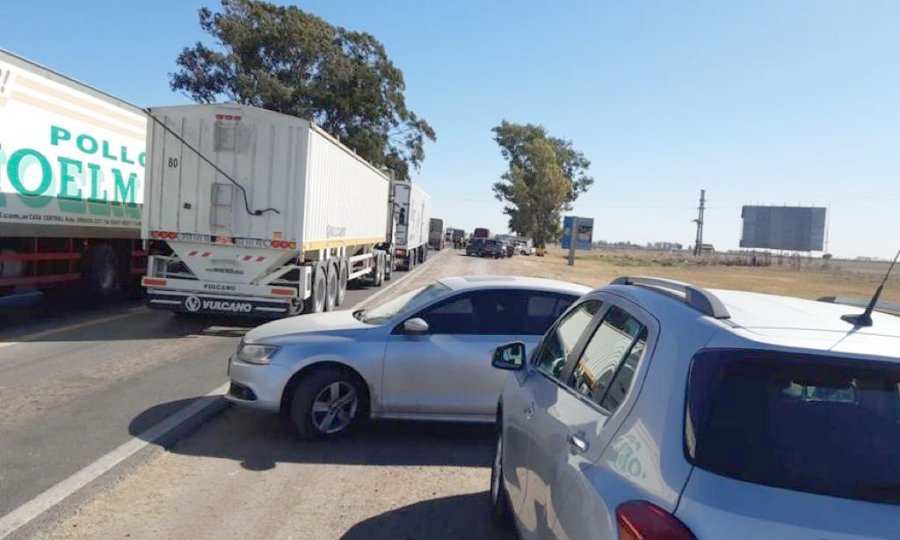 FOTO PRENSA  TRABAS. El gobierno santiague&ntilde;o realiza bloqueos en la ruta 34 que generan graves inconvenientes para productores y trabajadores santafesinos.