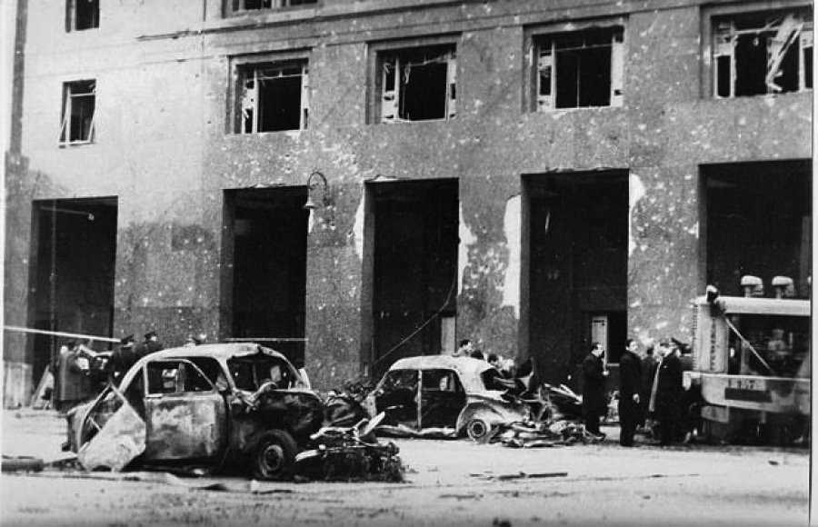 FOTO ARCHIVO TELAM TRAGEDIA. Dos escenas en los alrededores de la Plaza de Mayo y Casa Rosada, hace 65 a&ntilde;os, tras la lluvia de bombas.