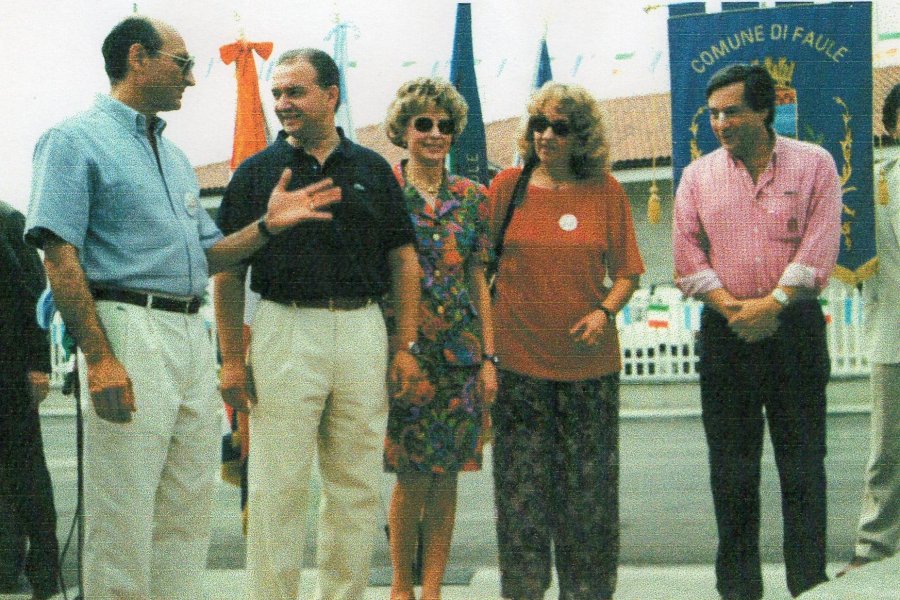 FOTOS DEL ARCHIVO // EN FAULE//Toda la delegaci&oacute;n humbertina en la poblaci&oacute;n hermana. PLAZOLETA EN HUMBERTO// C. Bulacio / G. Gatti / esposa de Gatti/ Teresa Cagnolo esposa de Bulacio / diputado Pcial. Jorge Giorgetti, durante la inauguraci&oacute;n.
