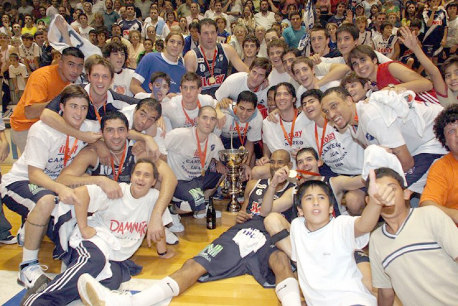 FOTO ARCHIVO HISTORICO./ El t&iacute;tulo de la Liga Sudamericana 2006 de b&aacute;squetbol, conquista internacional.  EL PRESIDENTE ADRIAN ZENKLUSEN  INOLVIDABLE./ El 15 de mayo de 2005 Ben Hur ascendi&oacute; a la por entonces B Nacional.