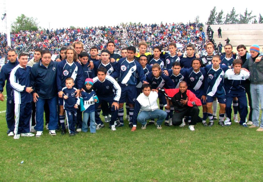 FOTO ARCHIVO HISTORICO./ El título de la Liga Sudamericana 2006 de básquetbol, conquista internacional.  EL PRESIDENTE ADRIAN ZENKLUSEN  INOLVIDABLE./ El 15 de mayo de 2005 Ben Hur ascendió a la por entonces B Nacional.