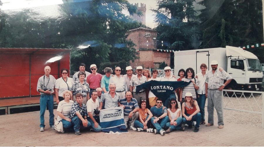 FOTOS DEL ARCHIVO // EN FAULE//Toda la delegación humbertina en la población hermana. PLAZOLETA EN HUMBERTO// C. Bulacio / G. Gatti / esposa de Gatti/ Teresa Cagnolo esposa de Bulacio / diputado Pcial. Jorge Giorgetti, durante la inauguración.