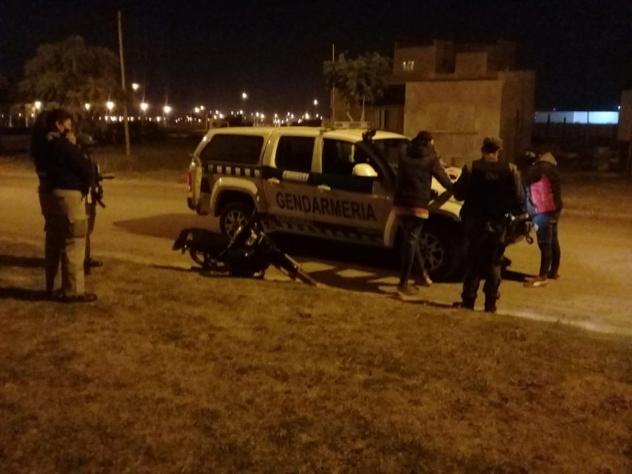 FOTO GNA A OSCURAS. El momento en el cual los gendarmes recuperaron una moto.