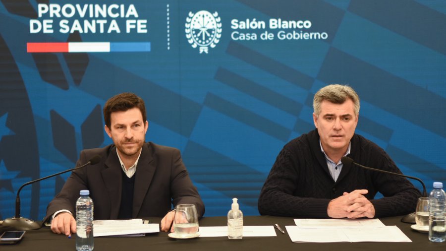 FOTO SCS FUNCIONARIOS. Rollandi y Freyre al dar detalles del plan de asistencia.