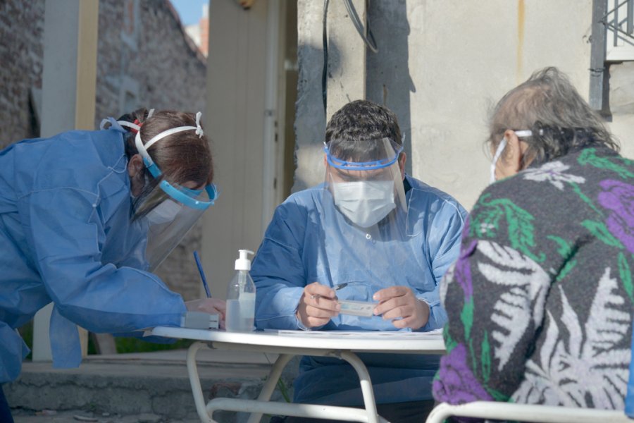 FOTO NA OPERATIVOS. Personal de ACUMAR realiza tareas de detecci&oacute;n del coronoavirus en la Villa 21-24 de Capital Federal.