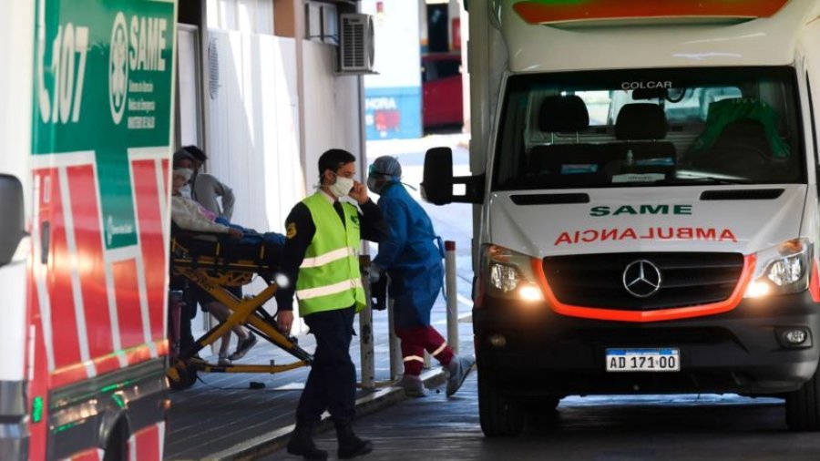 FOTO NA CORONAVIRUS. Un paciente es trasladado en una ambulancia del SAME.