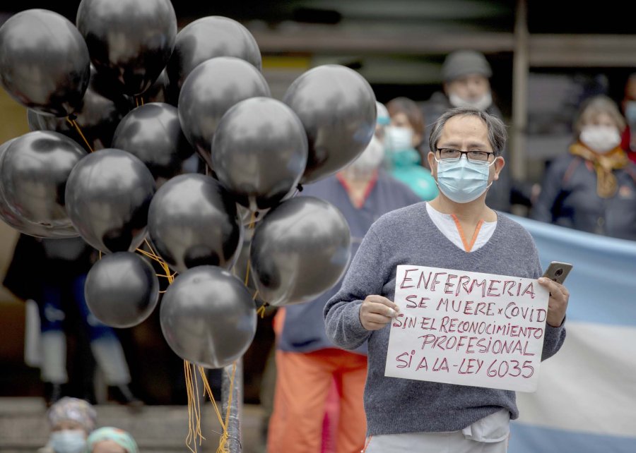 FOTO NA RECLAMO. Personal del hospital Durand realiza un "abrazo" por el enfermero Julio Guti&eacute;rrez quien falleci&oacute; por Covid.