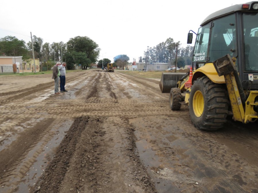 FOTO PRENSA MUNICIPALIDAD// OBRA./ El Intendente conversando con el encargado de los trabajos en barrio San Miguel.