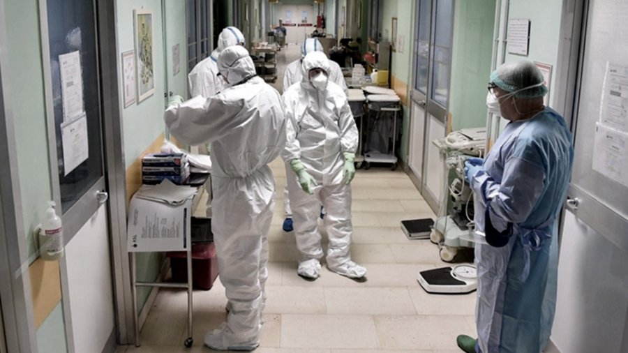 FOTO NA RIESGOS. Personal de salud con trajes de protecci&oacute;n en un hospital porte&ntilde;o.
