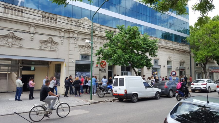 FOTO LA OPINION VALUAR. Llamativa fue la cola para adquirir d&oacute;lares en la agencia de calle Sarmiento, la primera foto es del mediod&iacute;a y la siguiente de las 13:45 de ayer.