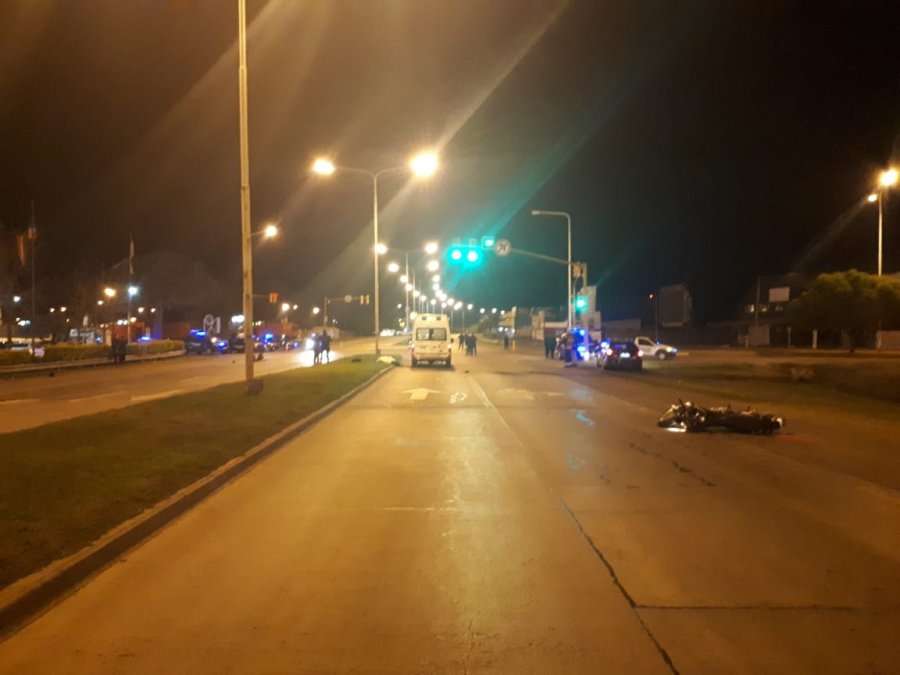 FOTO LA OPINION FATAL. El gendarme motociclista, del Escuadr&oacute;n de Seguridad Vial Rafaela, falleci&oacute; instant&aacute;neamente en el lugar del accidente en plena zona urbana.