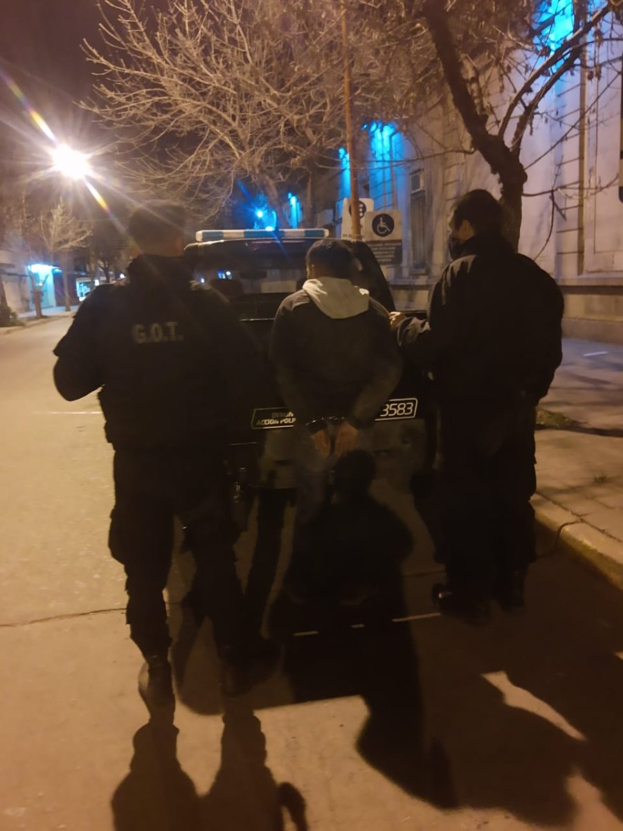 FOTO JEF. POL. STA. FE DETENIDO. Agredi&oacute; a polic&iacute;as con un cuchillo tras ingresar por la fuerza a vivienda ajena.