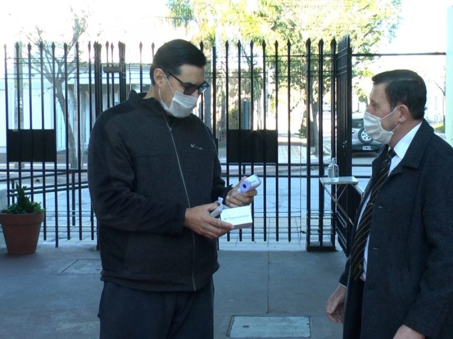 FOTO PRENSA LIBERTAD// ENTREGA// Miguel Barbieri y Jos&eacute; Delmastro en el momento del donativo.