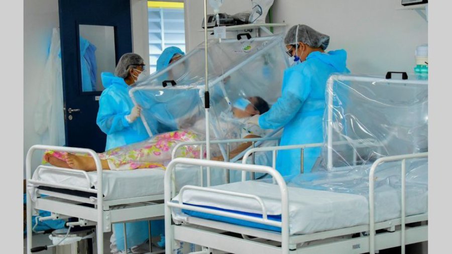 FOTO NA INTERNADA. Una mujer es atendida en un centro de salud de Buenos Aires.