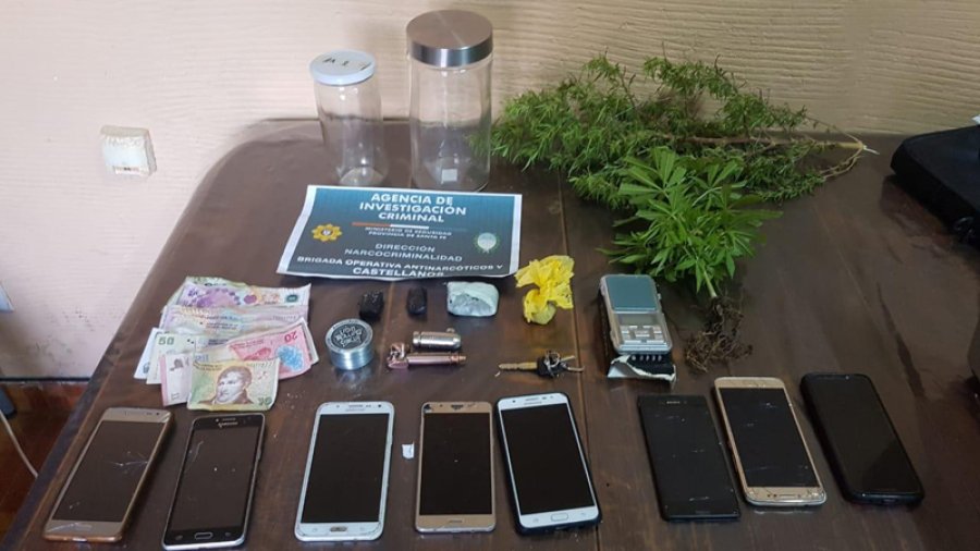 FOTO LA OPINION INCAUTADO. Marihuana &ndash;&ldquo;bochitas&rdquo; y planta-, celulares y dinero en efectivo.