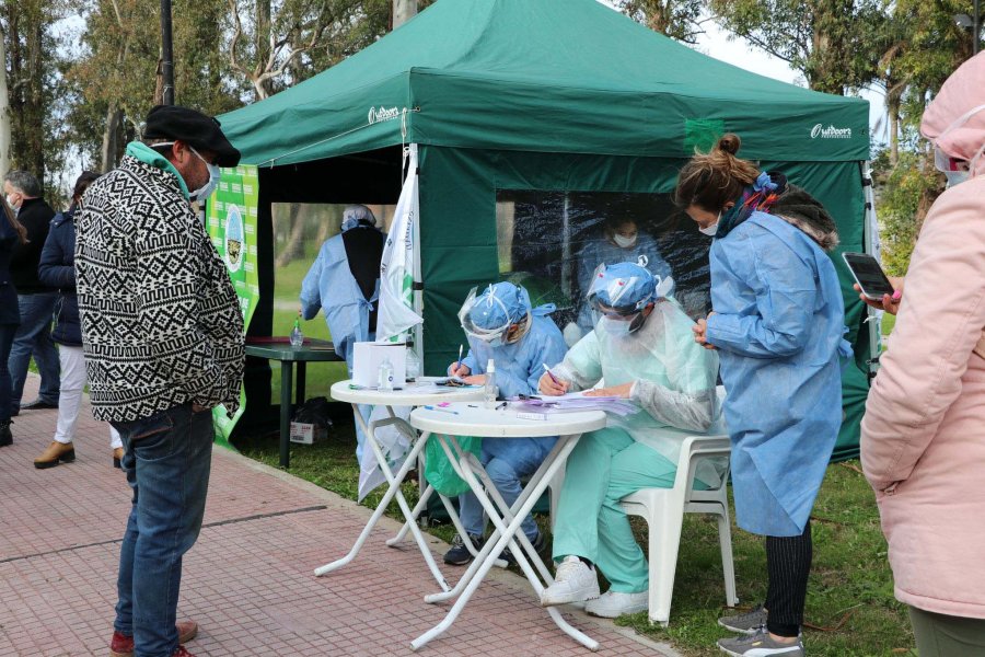 FOTO NA ACCIONES. Personal de salud durante controles en el marco del plan DetectAr en el partido bonaerense de Ensenada.