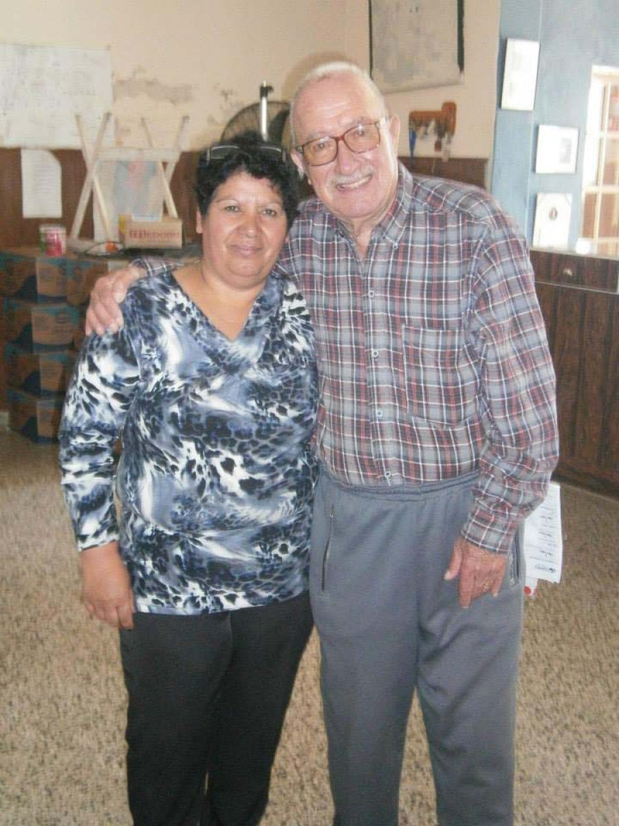 FOTO PRENSA COMUNA// VECINOS// Negro Ju&aacute;rez, Adri&aacute;n Racca y Efrain Koloditzky. CORREO// Una mujer que durante un tiempo atendi&oacute; la estafeta y Ju&aacute;rez, personal de la oficina postal.