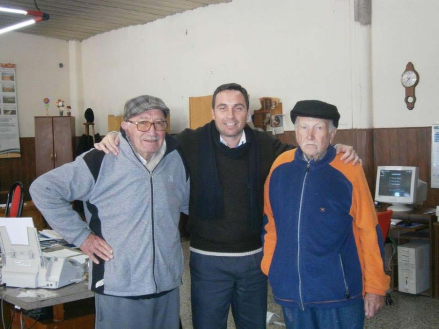 FOTO PRENSA COMUNA// VECINOS// Negro Juárez, Adrián Racca y Efrain Koloditzky. CORREO// Una mujer que durante un tiempo atendió la estafeta y Juárez, personal de la oficina postal.