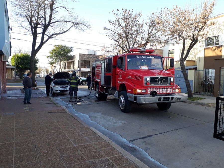 FOTO LA OPINION EN SALTA Y LAS HERAS. La autobomba acudi&oacute; al lugar del hecho.