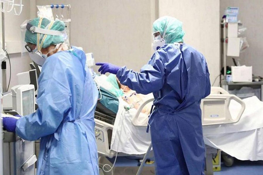 FOTO NA PRIMERA LINEA. Personal de la salud atiende a un paciente con Covid-19.