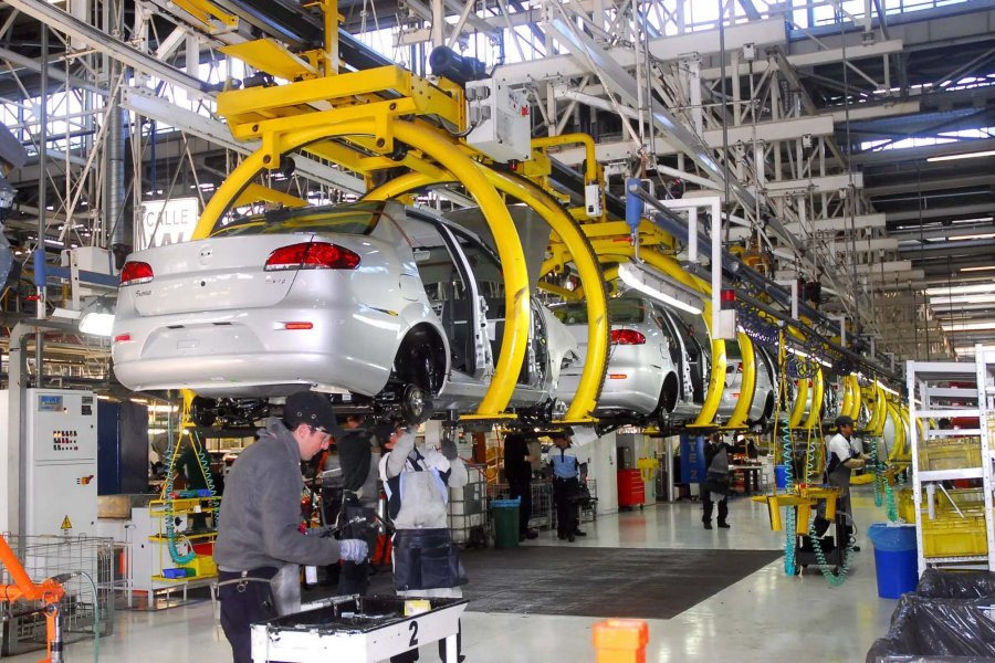 FOTO ARCHIVO AUTOMOTRICES. Una de las industrias m&aacute;s afectadas por la crisis.