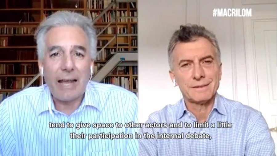 FOTO NA CHARLA. El periodista Alvaro Vargas Llosa junto a Mauricio Macri.