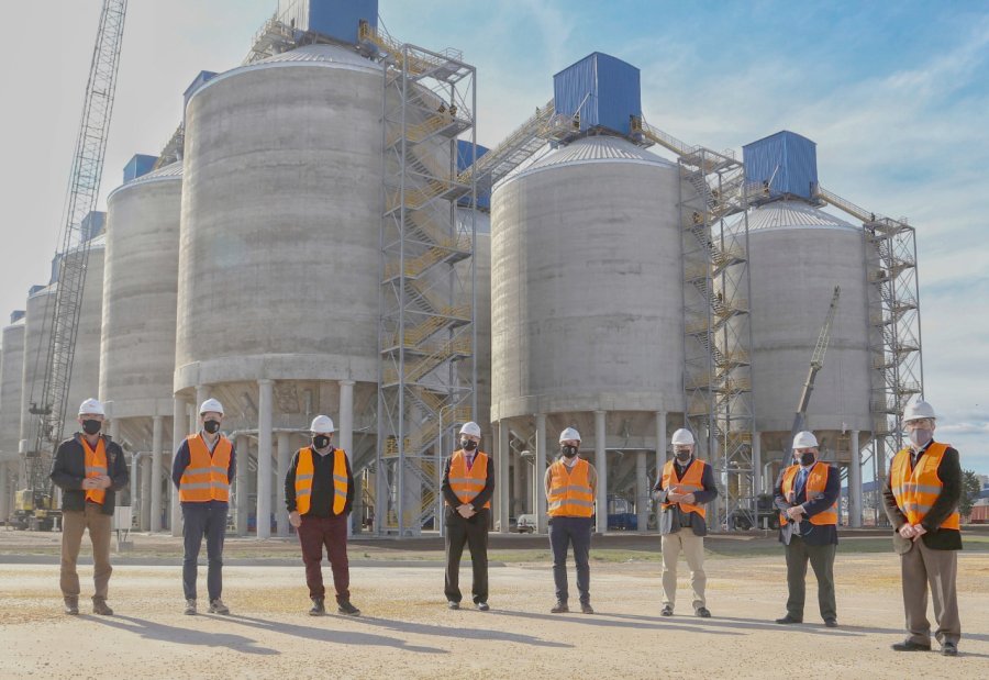 FOTO SCS PUERTO TIMBUES. Perotti, Costamagna y Mirabella junto a autoridades de ACA delante de las imponentes instalaciones.