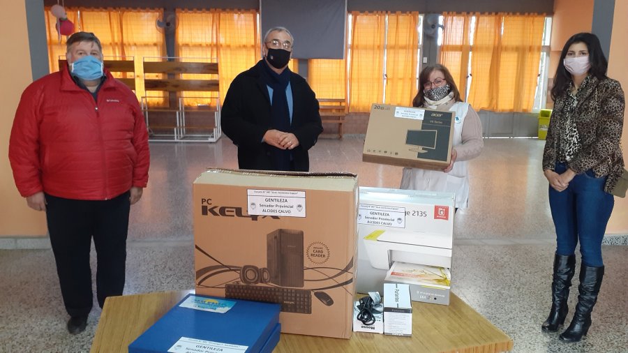 FOTO PRENSA AC// RECORRIDA./ Las autoridades durante su visita a la obra. ENTREGA// En la ocasión también se procedió a la entrega de equipamiento y banderas.