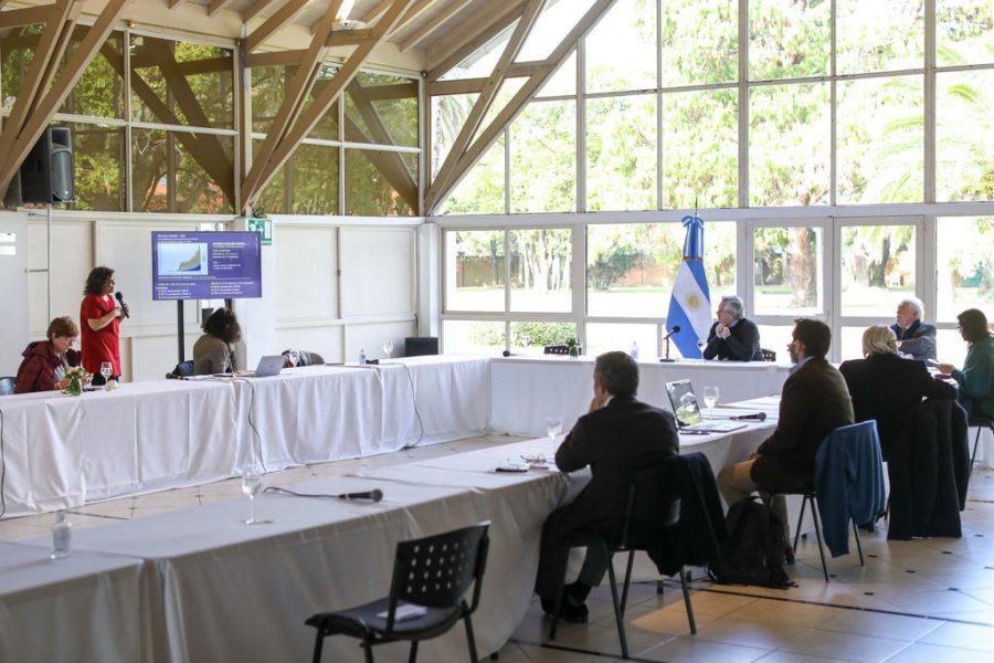 FOTO NA// CON EXPERTOS./ Ayer al mediod&iacute;a Alberto Fern&aacute;ndez se reuni&oacute; con los infect&oacute;logos.