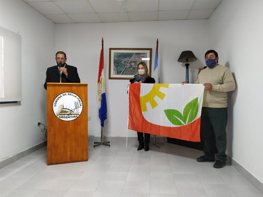 FOTO PRENSA COMUNA// BANDERA// Instante en el que el emblema fue presentado.