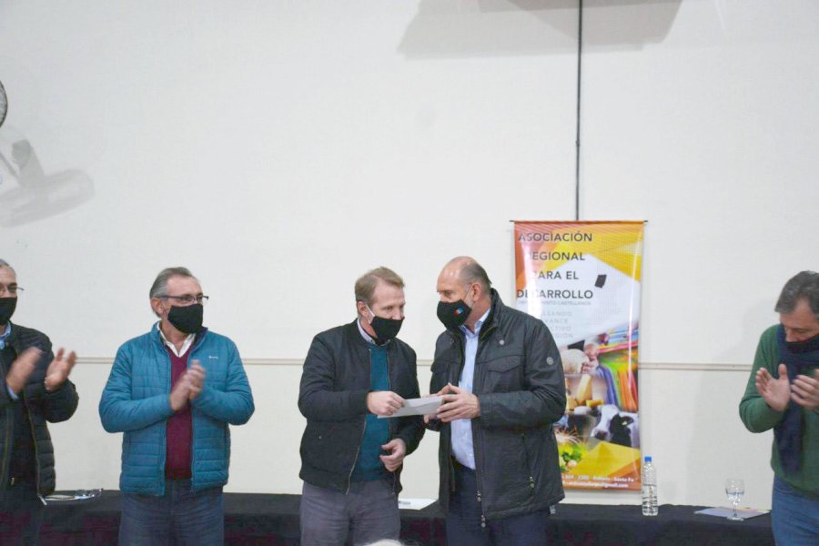 FOTO COMUNICACION// CREDITOS// Gonzalo Toselli junto a Omar Perotti en el acto realizado en Rafaela.