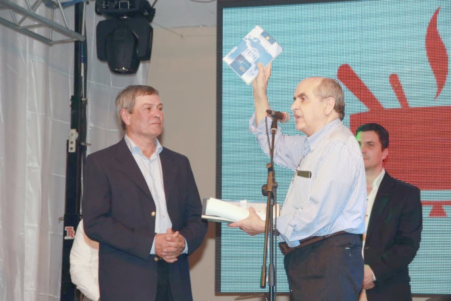 FOTO M. MATUK// DISTINCI&Oacute;N// Ren&eacute; Tomattis, Jorge Mu&ntilde;oz y Mauro Gilabert en el momento de recibir el premio.