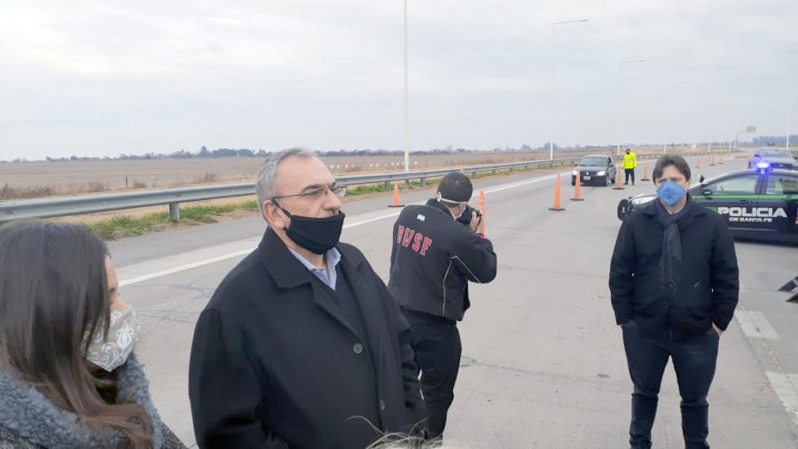 FOTO PRENSA AC// ACCESOS CUIDADOS// Las autoridades durante su visita a los controles interprovinciales.