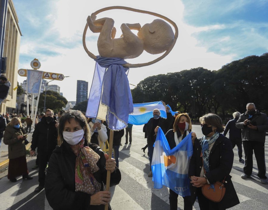 FOTO NA MOVILIZACION. Frente al domicilio de Horacio Rodr&iacute;guez Larreta.