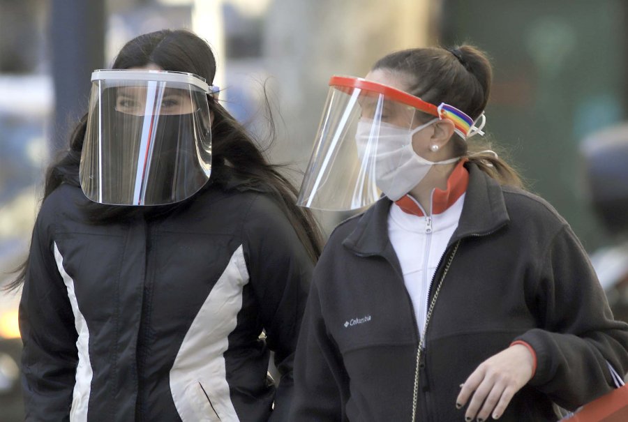 FOTO NA BUENOS AIRES. Dos personas caminan con protecci&oacute;n en sus rostros.