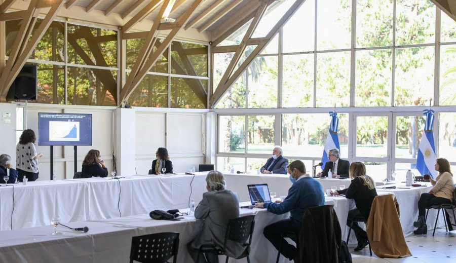 FOTO NA REUNION. Alberto Fern&aacute;ndez en Olivos con los infect&oacute;logos del Comit&eacute; de Expertos.