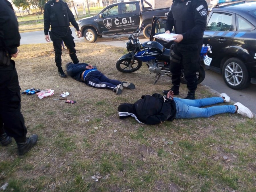FOTO LA OPINION LADRONES DETENIDOS. Dos de los tres ladrones fueron neutralizados por los efectivos a las pocas cuadras.