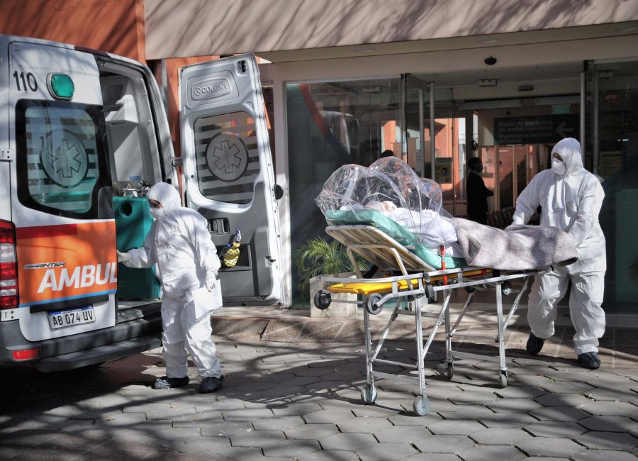 FOTO NA CONTAGIADO. Un paciente es trasladado en camilla a una ambulancia.