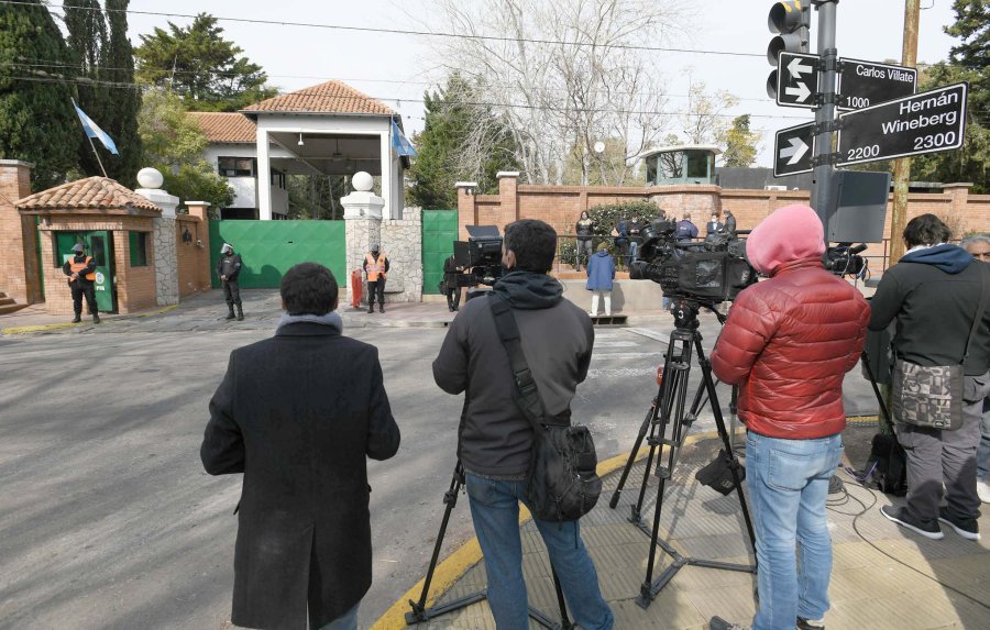 FOTO NA EN LA VEREDA. Los representantes de los medios se quedaron afuera.
