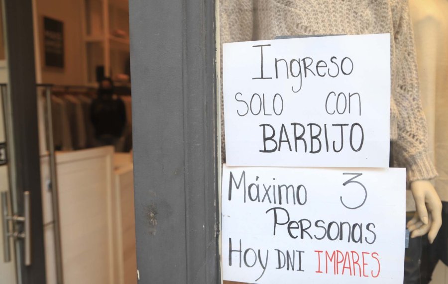 FOTO NA COMERCIOS. Desde ayer tiendas y zapater&iacute;as reabrieron sus puertas en Ciudad de Buenos Aires.