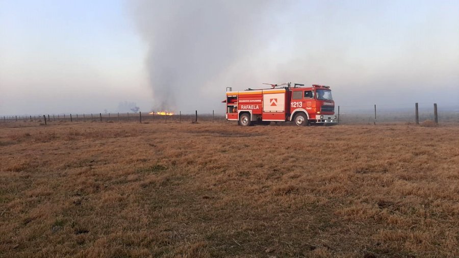 FOTO LA OPINION EL FRENTE DEL INCENDIO. “Son kilómetros y kilómetros de llamas”, dijo a LA OPINION un experimentado Bombero Zapador.