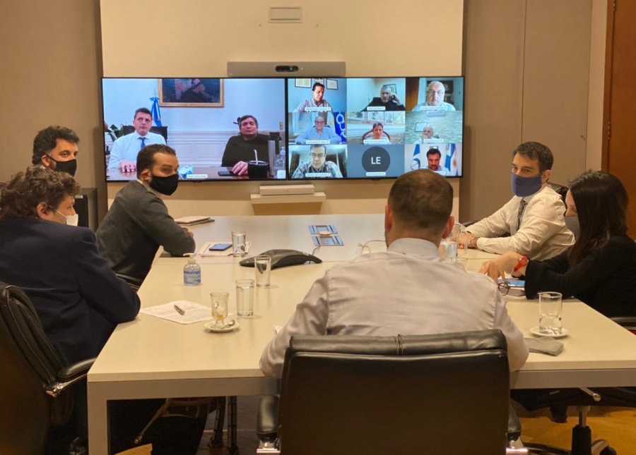 FOTO NA CONTACTOS. El ministro Guzm&aacute;n (de espalda) junto a su equipo explican el estado de las negociaciones a la comisi&oacute;n del Congreso, entre ellos Massa y M&aacute;ximo Kirchner.