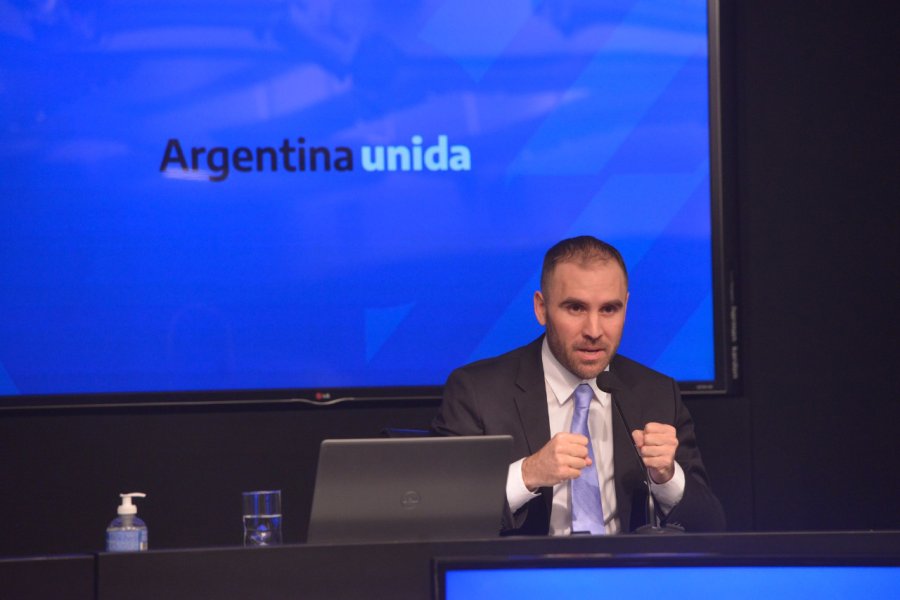 FOTO NA MARTIN LO HIZO. El ministro Guzm&aacute;n brind&oacute; una conferencia de prensa ayer por la tarde.