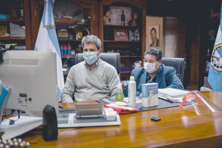 FOTO NA GOBERNADOR. U&ntilde;ac junto al ministro de Educaci&oacute;n, Felipe De Los R&iacute;os durante el di&aacute;logo con Trotta.