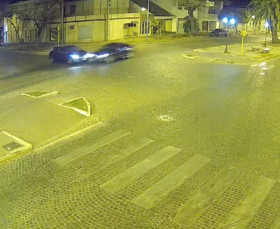 FOTO CAPTURA VIDEO FUERTE IMPACTO. Quien se desplazaba por Bv. Yrigoyen a alta velocidad no tuvo reacci&oacute;n para esquivar al otro veh&iacute;culo.