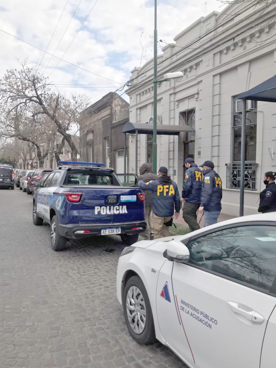 FOTO LA OPINION DETENCION.  Una de las registradas en la ma&ntilde;ana de ayer. FOTO LA OPINION POLICIA FEDERAL. Intervino en los allanamientos.