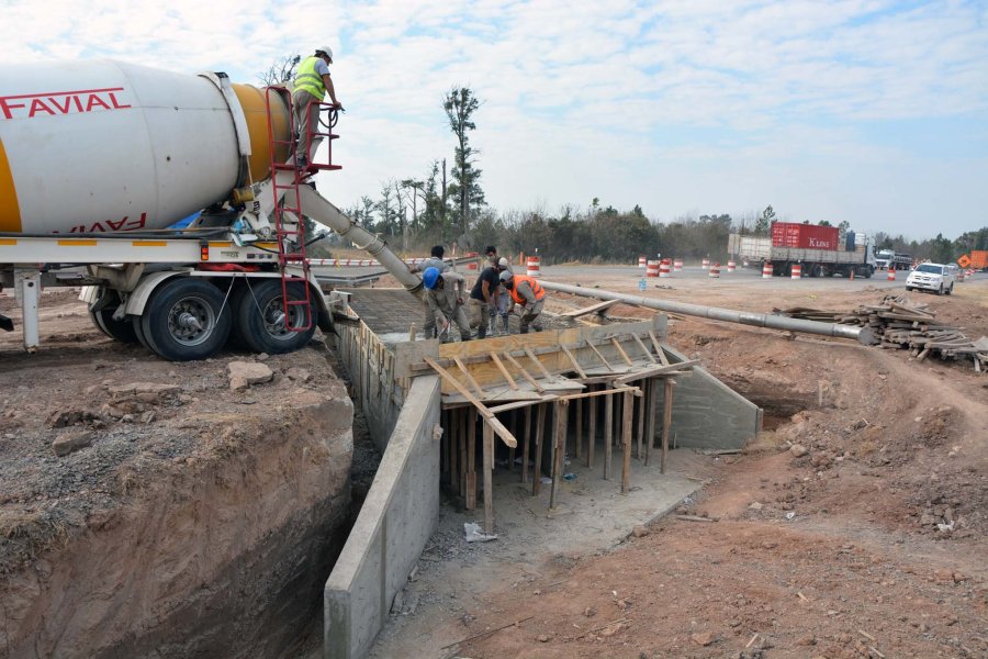 FOTOS PRENSA VN// ALCANTARILLA// Está ubicada entre la rotonda de Yrigoyen y Ruta 34 y el cruce con la  Ruta 280S. TRABAJOS.- Se avanza en varios frentes de labor, en Susana construcción de nueva calzada, en Sunchales movimiento de suelo.