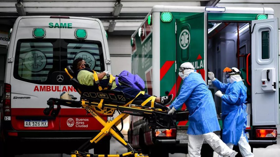 FOTO NA SAME. Una de las ambulancias traslada a un paciente de coronavirus en Capital Federal.