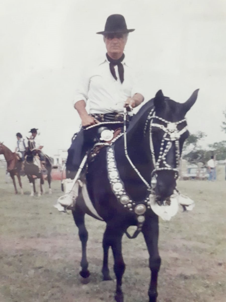 CELSO CERUTTI// El apreciado hombre de campo cuya vida se apagó la semana pasada. CON EL BARRANCA./ El caballo que fue su fiel compañero.