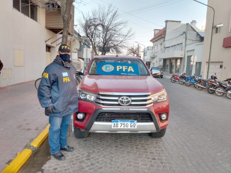 FOTO MPA AUDIENCIA REMOTA. La audiencia imputativa cont&oacute; con todas las partes presentes a trav&eacute;s de la plataforma de videoconferencias Zoom.  FOTO PFA ALLANAMIENTOS. Se realizaron el martes, con la detenci&oacute;n de 14 personas y el secuestro de dinero, v